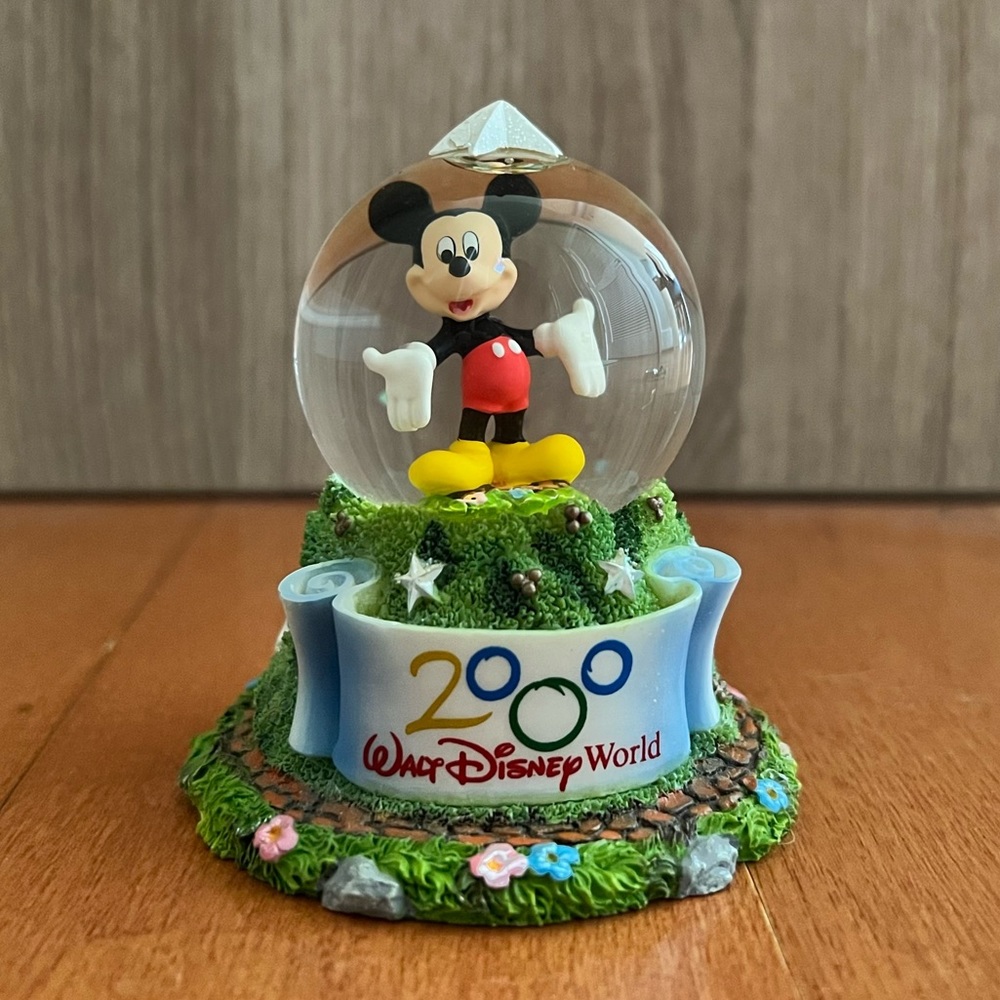 🏰 Walt Disney World 2000 Millennium Mickey Mouse Snow Globe